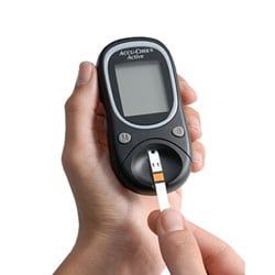 Как пользоваться глюкометром: алгоритм и правила для измерения сахара в крови, видео работы