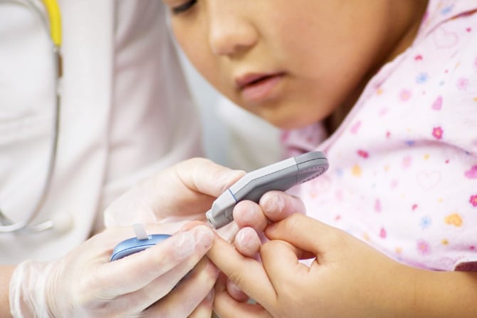 Норма сахара в крови у ребенка 2 лет: признаки повышения сахара у детей